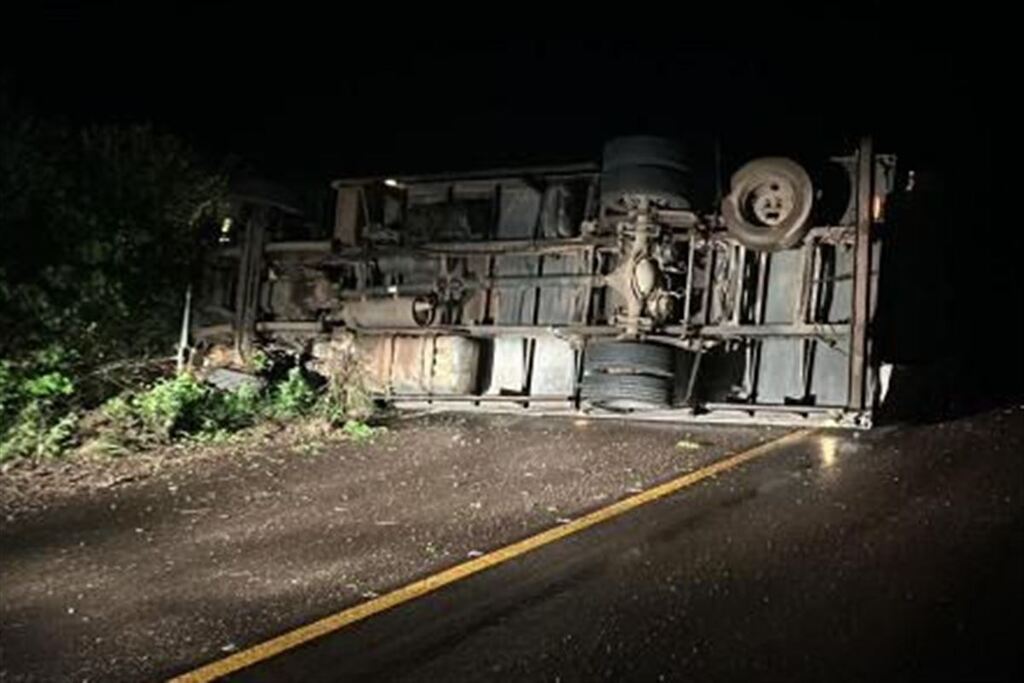 título imagem Caminhão com placas de Santa Maria tomba na RSC-377, em Santiago