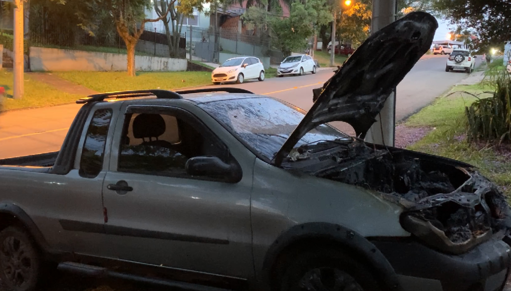 título imagem Carro fica com o motor danificado após pegar fogo no Bairro São José, em Santa Maria
