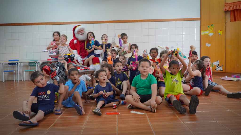 Mateus Ferreira - Crianças do CEFASOL recebem presentes da campanha Amigo Secreto de Natal em 2023