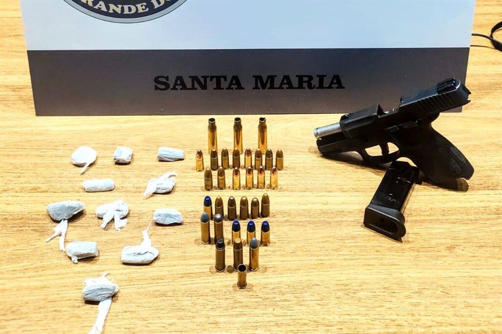 Brigada Militar prende jovem por porte ilegal de arma e posse de drogas em Santa Maria Brigada Militar prende jovem por porte ilegal de arma e posse de drogas em Santa Maria