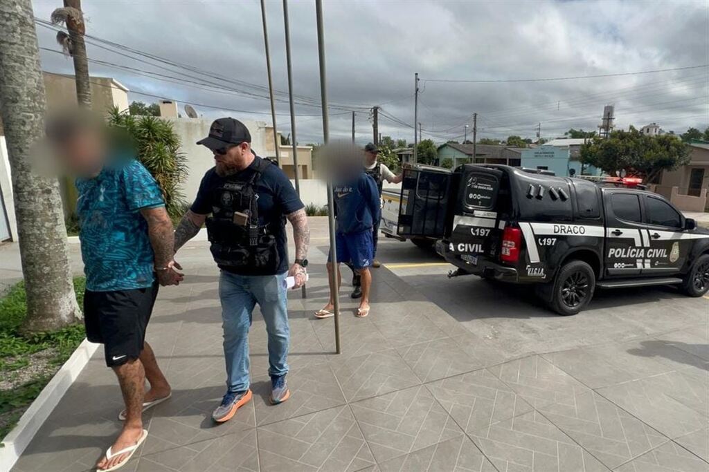 título imagem Dupla é presa com arma usada em homicídio após invadir residência e expulsar moradores em cidade da região