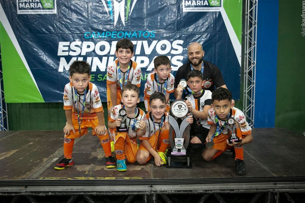 título imagem Novo Horizonte garante título municipal de futsal em quatro categorias e Colégio Sant'Anna vence no feminino