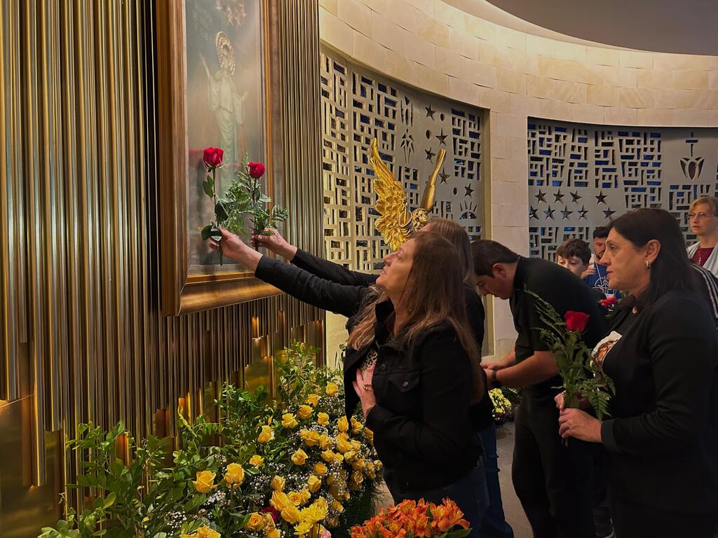 título imagem Música, protagonismo jovem e oferta de flores à Medianeira marcam a segunda noite de Romaria