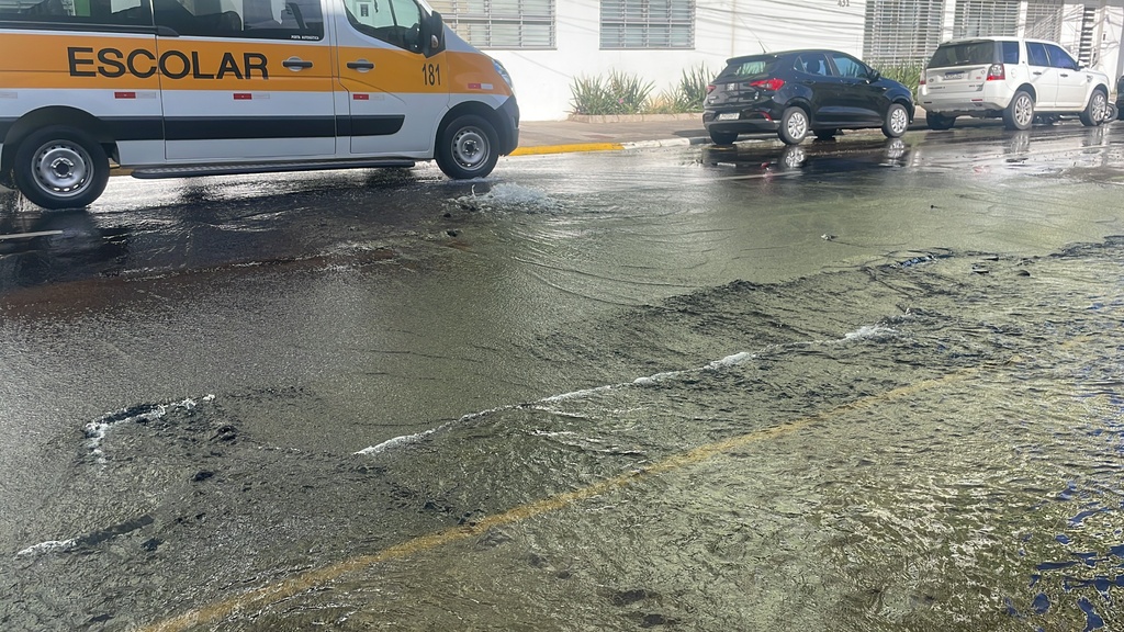 título imagem Rompimento de adutora causa transtornos em rua central de Santa Maria