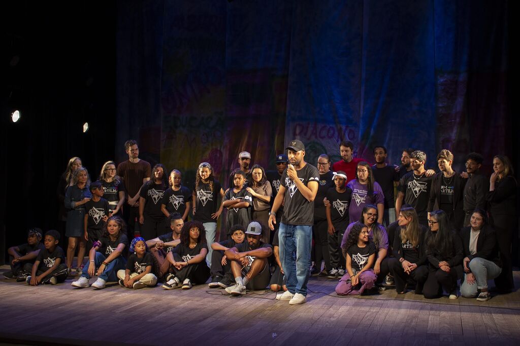 Galeria de imagens: Ao centro com o microfone, o coreógrafo Mailon Marques