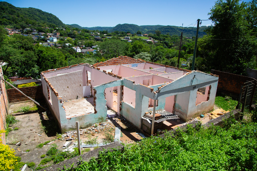 Fotos: Beto Albert (Diário) - Registro desta terça-feira (12). Muitas casas da Rua Canario foram desocupadas.