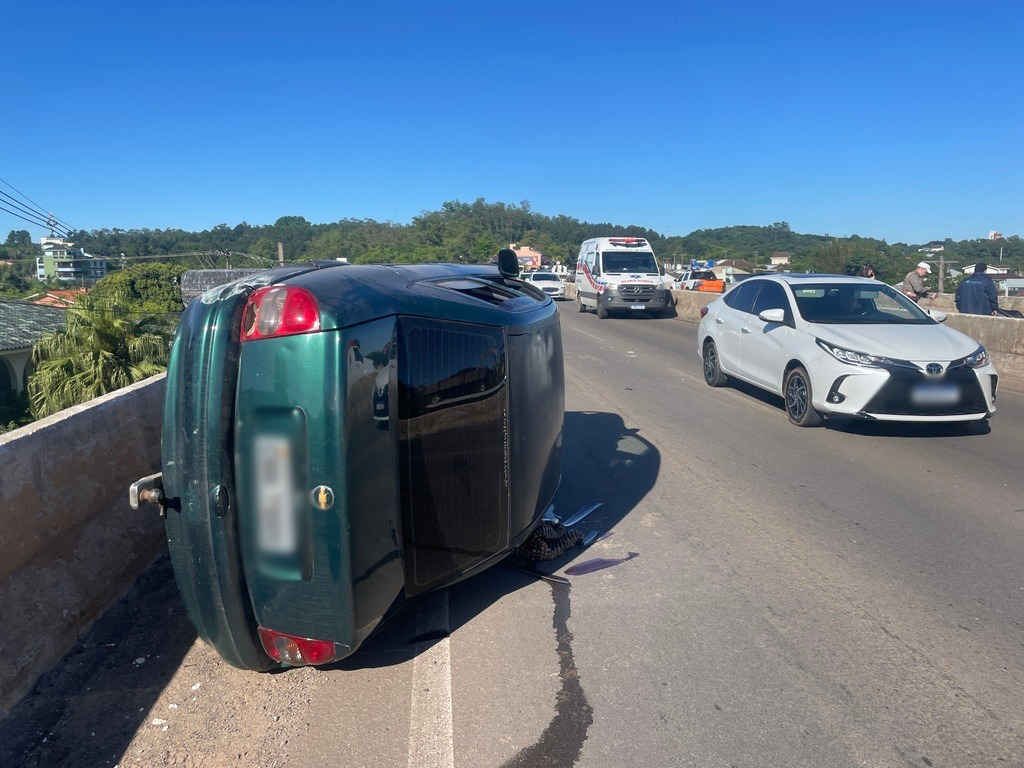 título imagem Capotamento provoca outros dois acidentes na Faixa Velha de Camobi na manhã desta quarta