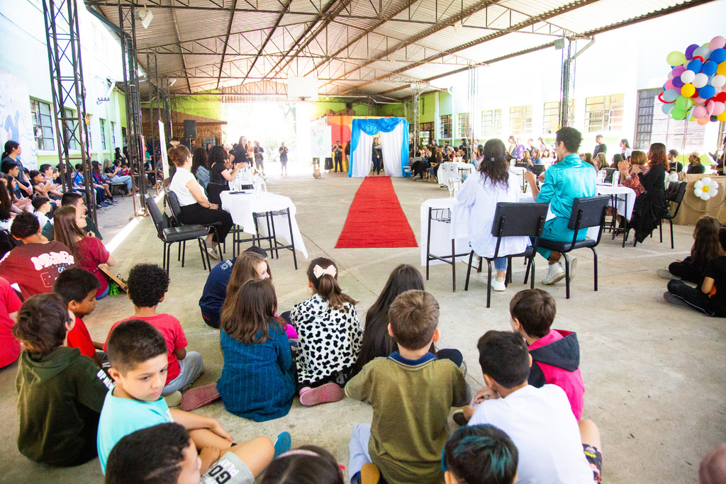  - Desfile reverbera o pensamento coletivo e impacta a comunidade escolar.