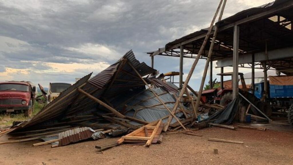título imagem Rajadas de vento causam estragos em dois municípios da Região Central neste domingo