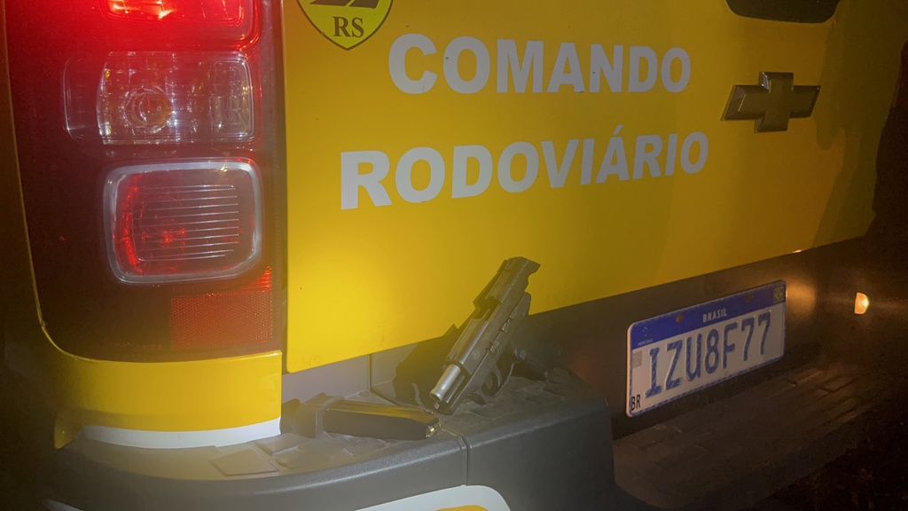 Galeria de imagens: Uma pistola calibre 380 e 12 munições intactas foram apreendidas dentro do carro