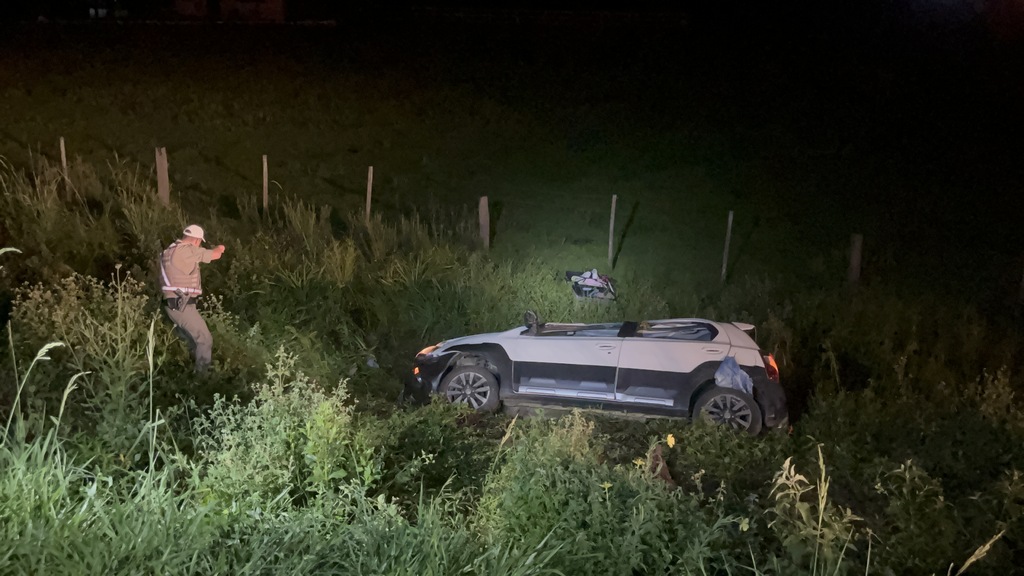 Galeria de imagens: Veículo roubado Toyota Etios que era conduzido pelo suspeito capotou após perseguição