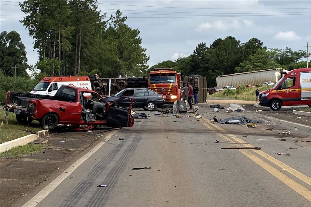 título imagem Grave acidente envolvendo três veículos deixa uma pessoa morta na BR-287; trânsito está interrompido no local