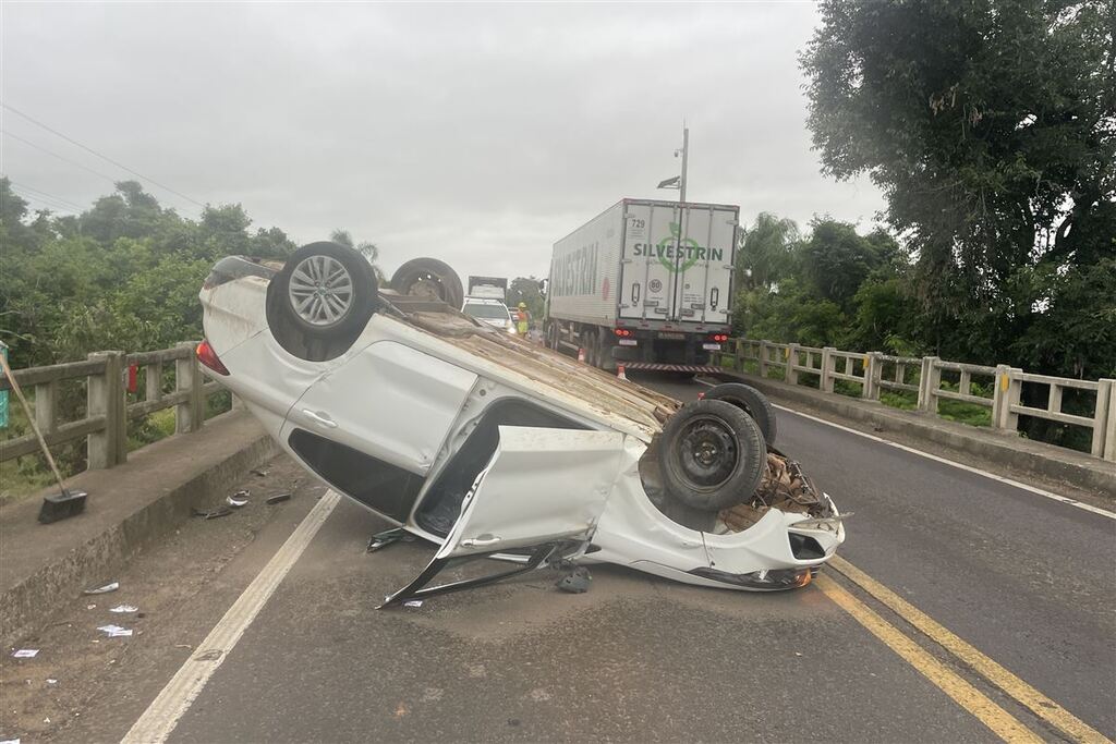 título imagem Casal fica ferido após capotamento de veículo em ponte na RSC-287 em Santa Maria