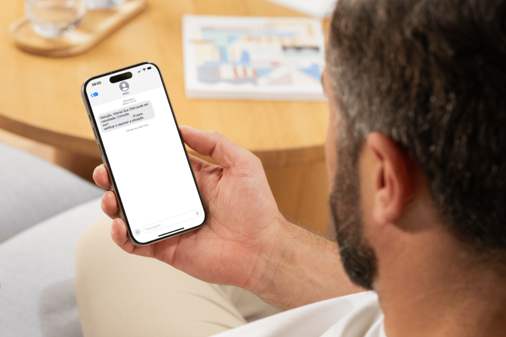 Novo golpe manda SMS em nome do Detran cobrando taxa para regularizar CNH; entenda 
