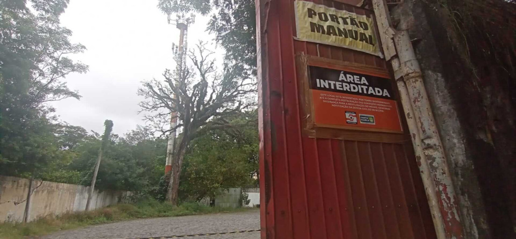 Área do Monet Plaza Shopping e do Big é interditada em Santa Maria por risco de queda de torre de telefonia de 35 metros Área do Monet Plaza Shopping e do Big é interditada em Santa Maria por risco de queda de torre de telefonia de 35 metros