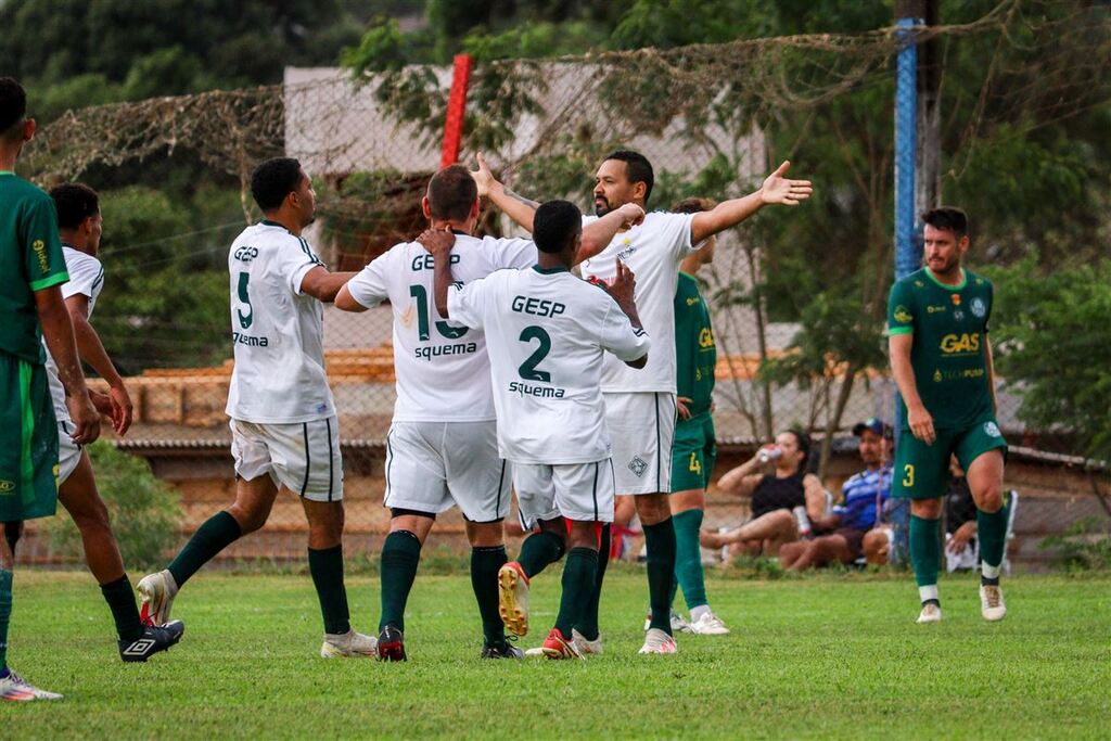 Foto: Fernando Cezar/Fotografia FRC - Atletas da equipe de São Pedro do Sul comemoram gol marcado na semifinal