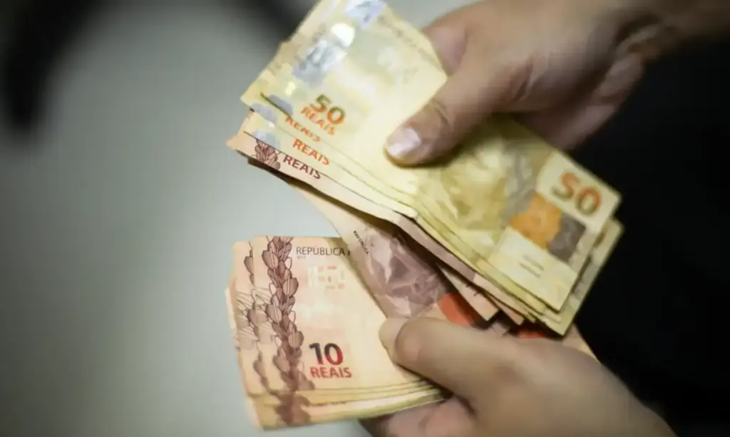 Quando cai a primeira parcela do 13º salário em 2024?; veja como funciona o cálculo e quem tem direito