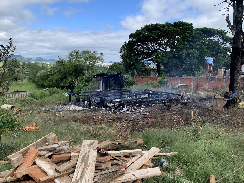 título imagem Homem de 51 anos é encontrado carbonizado após casa ser destruída por incêndio em Santa Maria
