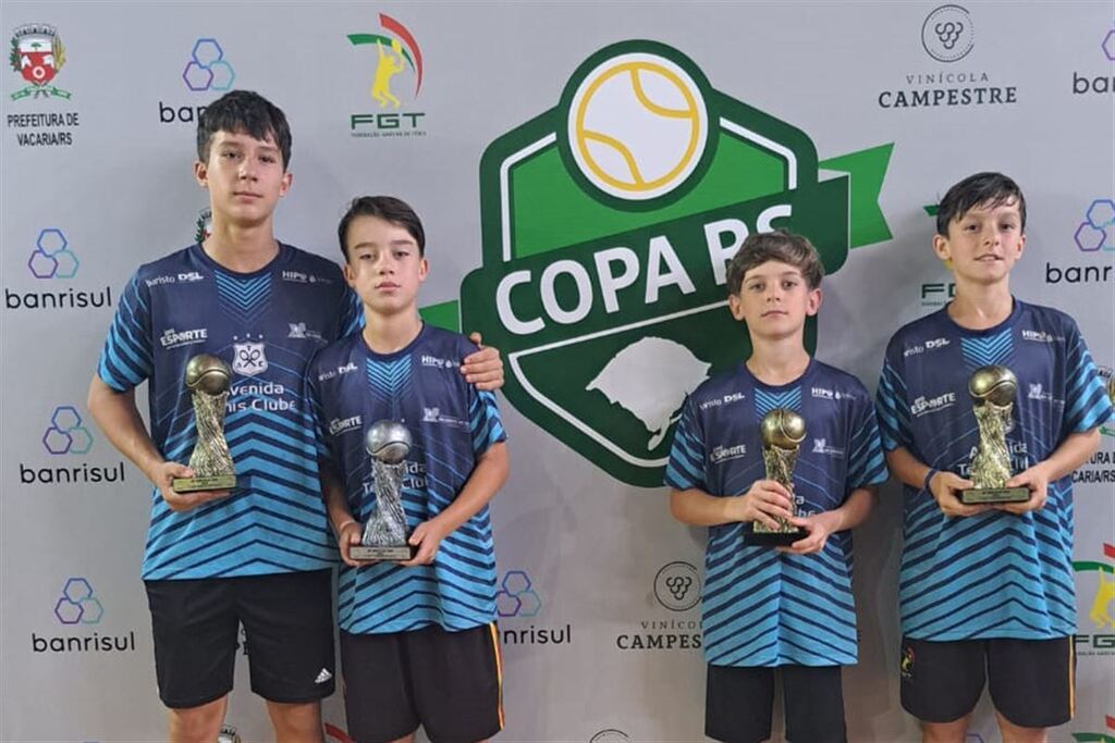 Foto: - Tenistas Miguel Zanatta (a partir da esquerda), João Corrêa, Henrique Rechia e Miguel ini sobem ao pódio em Vacaria