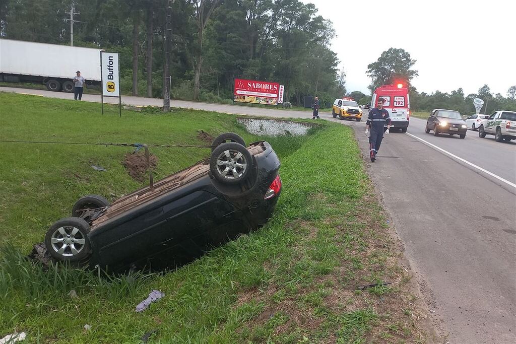 título imagem Motorista perde controle de veículo e capota na RSC-287 em Santa Maria
