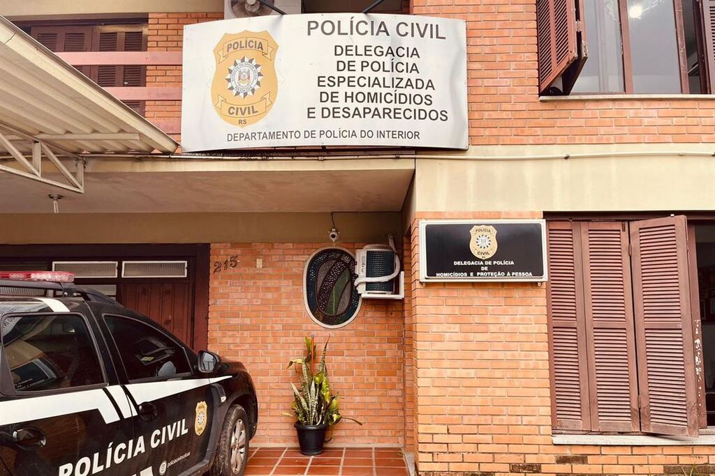 Foto: Polícia Civil - Jovem foi presa por agentes da Delegacia de Polícia de Homicídios e Proteção à Pessoa (DPHPP), de Santa Maria