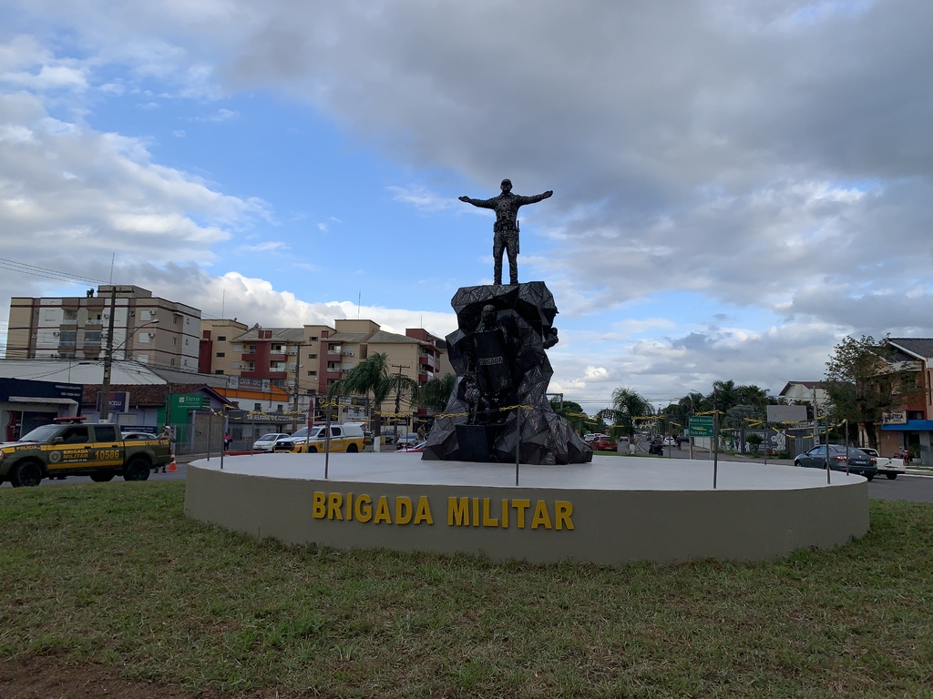 título imagem VÍDEO: Brigada Militar inaugura monumento em trevo da Faixa Velha de Camobi