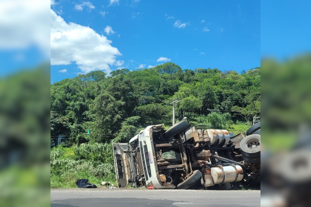 Carreta tomba e deixa dois feridos na BR-158 em Itaara Carreta tomba e deixa dois feridos na BR-158 em Itaara