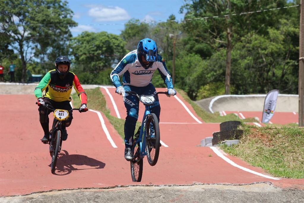 Foto: ASBx e FGBMX (Divulgação) - Pilotos da ASBx foram destaque no estadual de bicicross ao longo da temporada