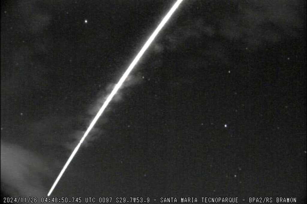 título imagem VÍDEO: reentrada de satélite japonês de 35 anos na atmosfera é flagrada em Santa Maria