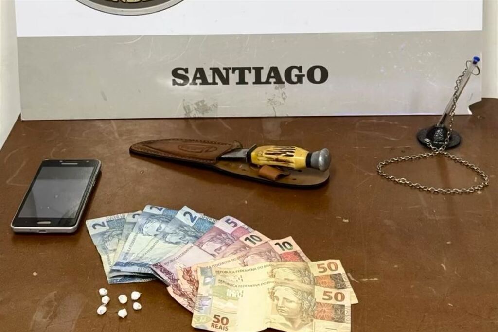 Foto: Brigada Militar - Porções de crack, dinheiro, celular e uma faca foram encontrados com a jovem no Bairro Ana Bonato