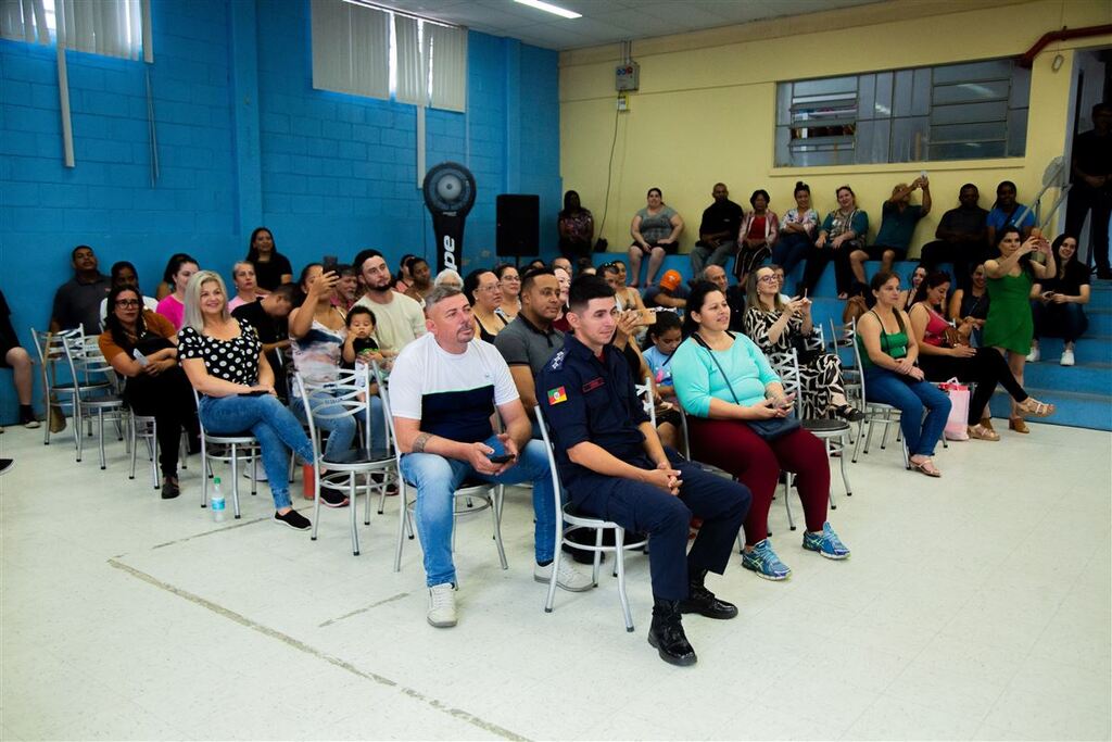 Galeria de imagens: Pais, familiares e responsáveis dos Bombeiros Mirins acompanharam a solenidade