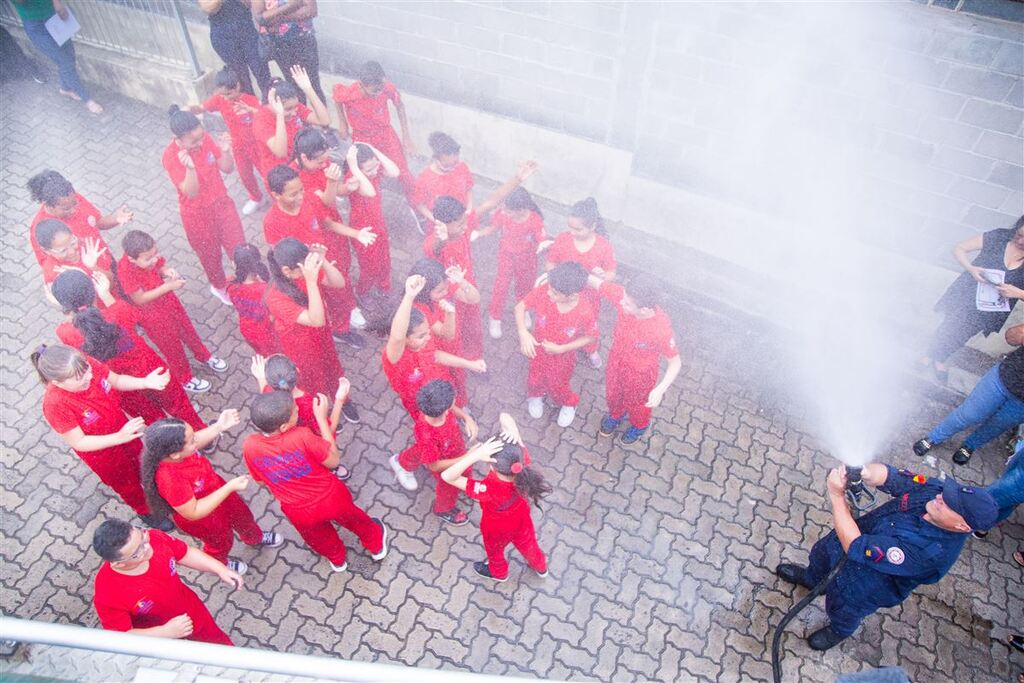 Galeria de imagens: Após a solenidade, os Bombeiros Mirins celebraram a conquista
