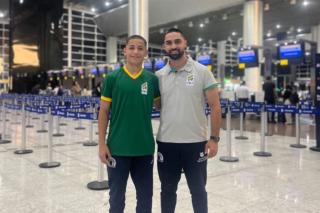 Foto: André Moreira - Cristian Campos (à esq.) ao lado do técnico André Moreira na chegada em Cuba