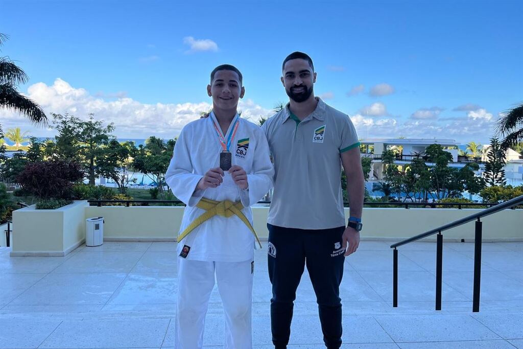 Foto: André Moreira (ATC) - Cristian Campos (à esquerda) ao lado do treinador André Moreira. Lutador ficou com o 3º lugar em Cuba