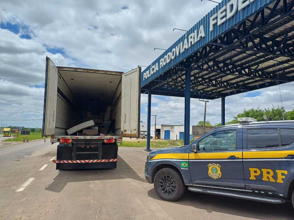 título imagem PRF apreende 200 kg de cocaína dentro de geladeira em caminhão de mudança em Rosário do Sul