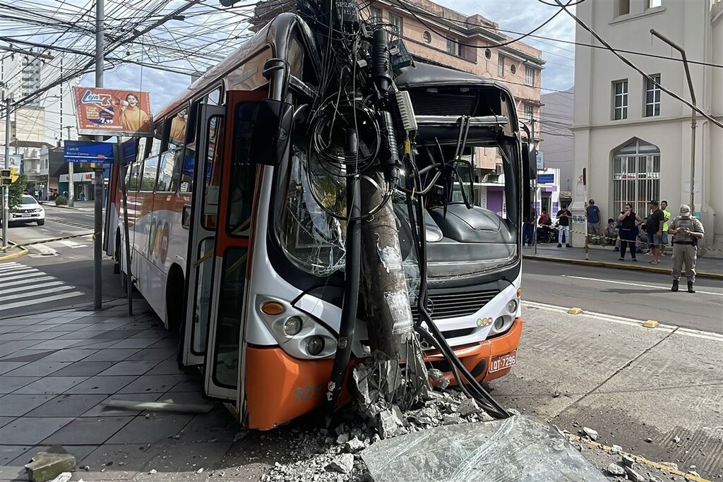 título imagem Após exames, vítimas de acidente com ônibus no centro de Santa Maria são liberadas