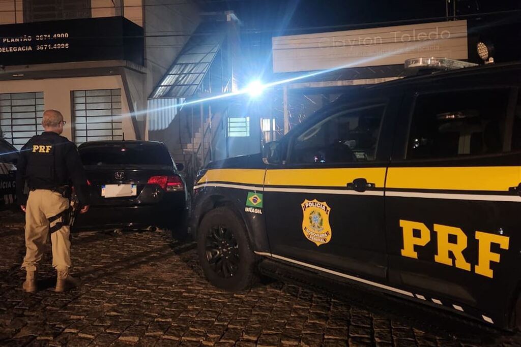 título imagem PRF resgata mulher vítima de cárcere privado após bilhete em posto de gasolina