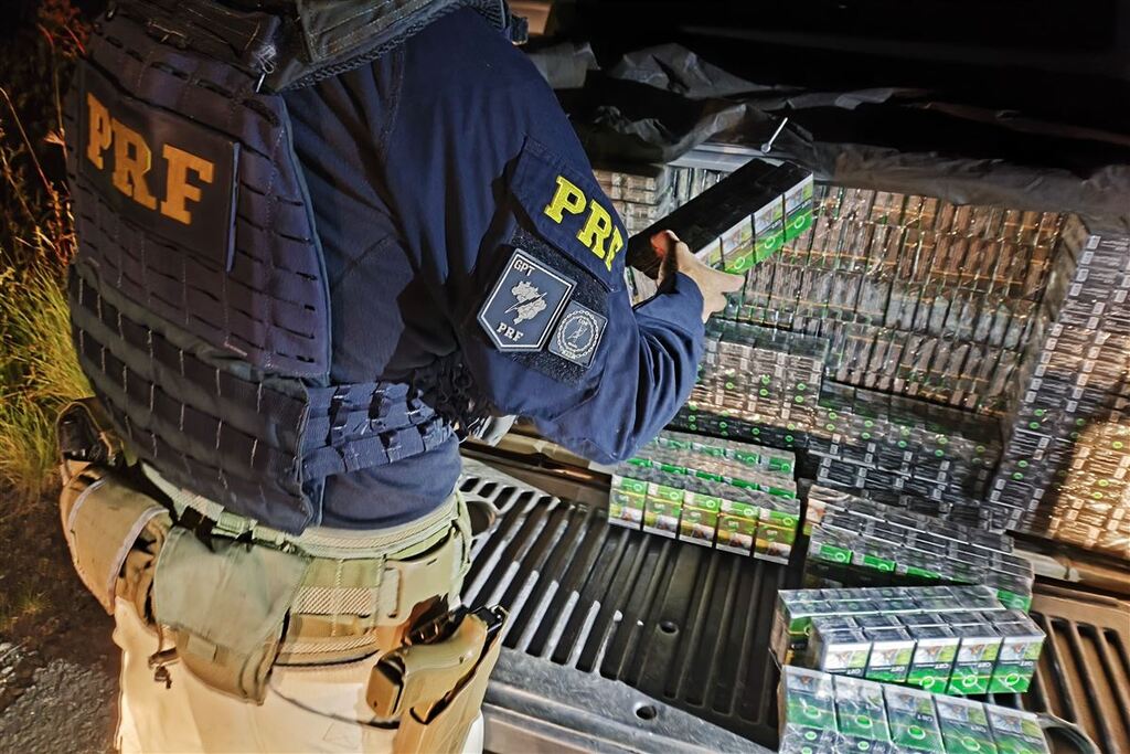 título imagem Após perseguição, PRF apreende 20 mil maços de cigarros na BR-392
