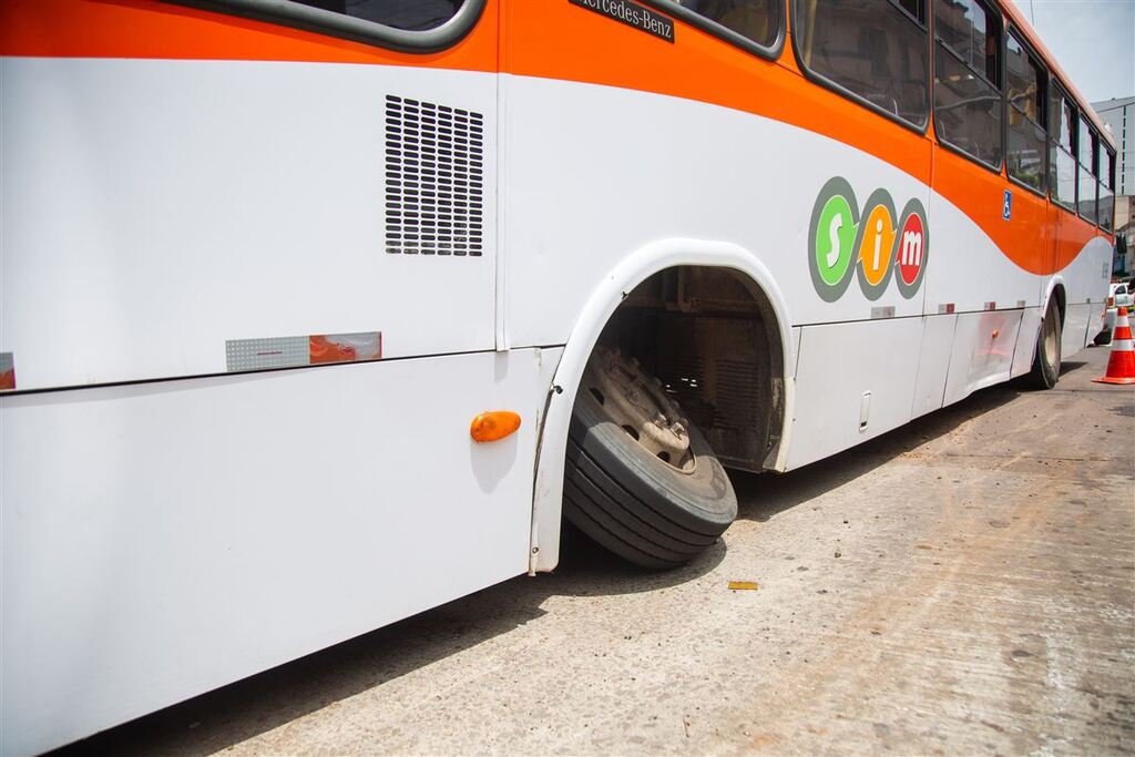 título imagem Ônibus que bateu em poste no centro de Santa Maria passará por perícia para apontar a causa do acidente