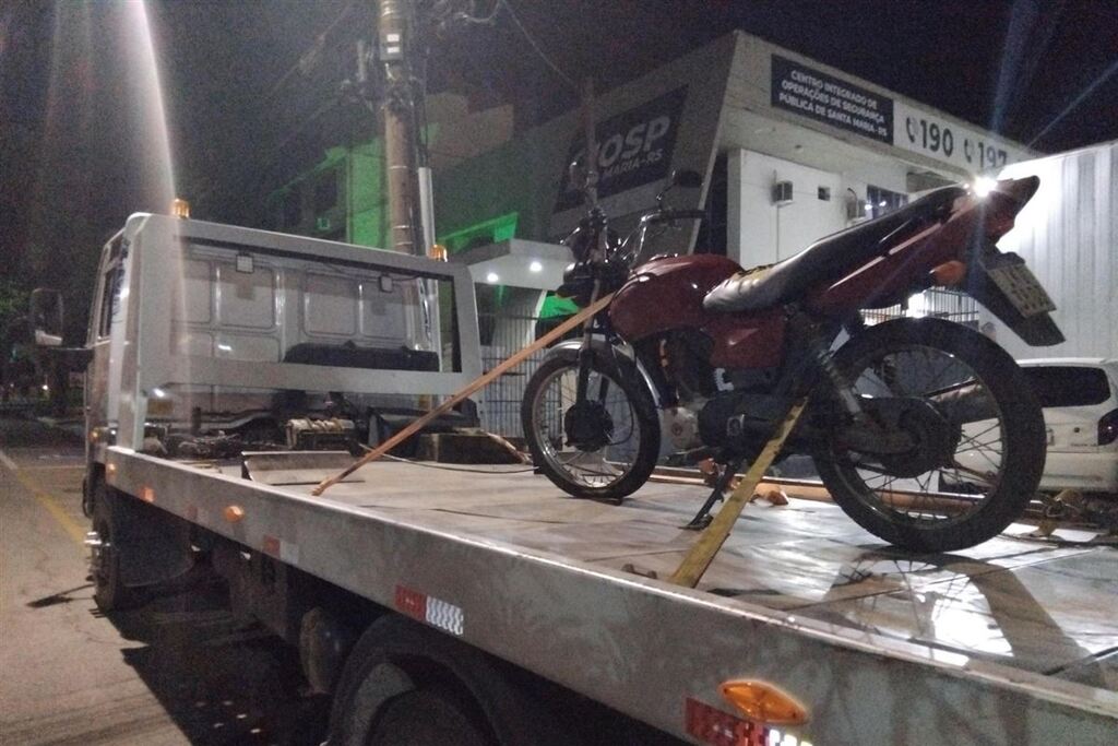 título imagem Motocicleta furtada envolvida em disparos de arma é recuperada pela Brigada Militar em Santa Maria