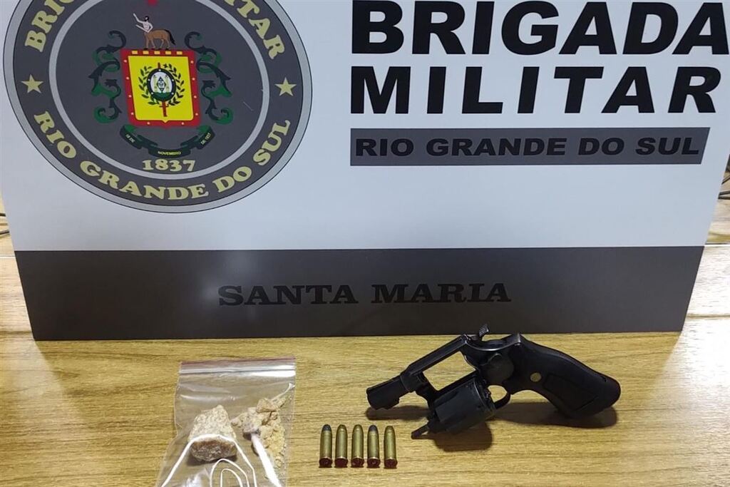 Após tentar fugir, jovem é preso por tráfico de drogas e porte ilegal de arma em Santa Maria