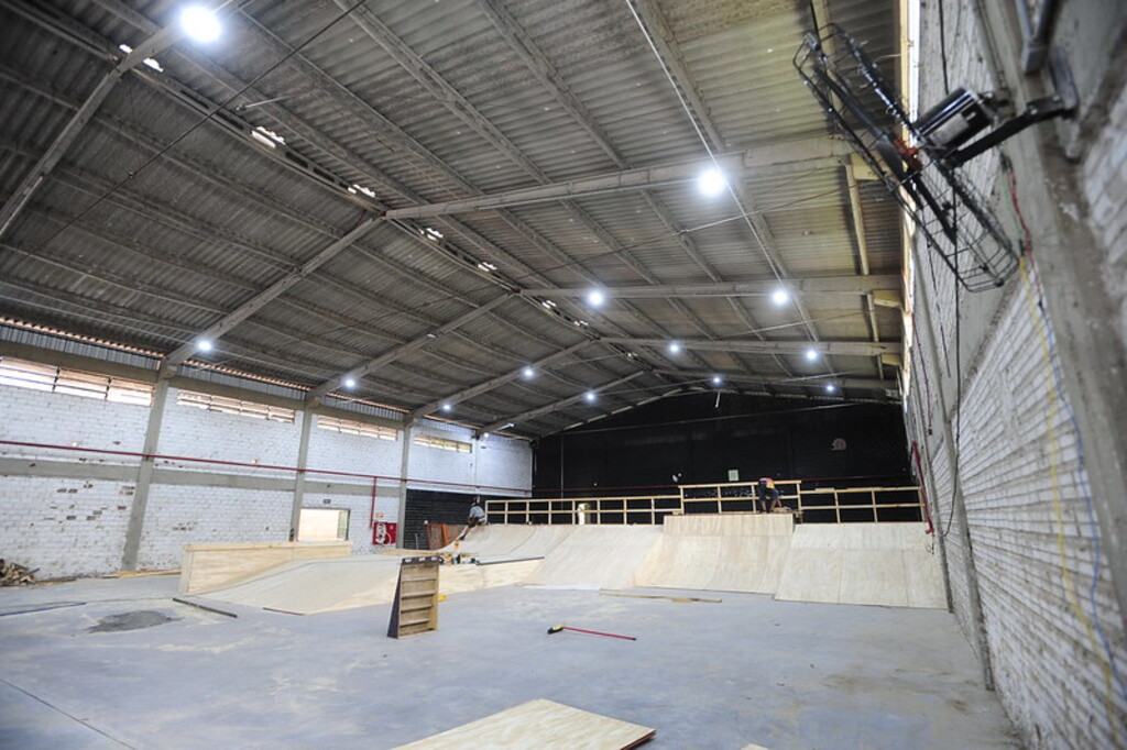 título imagem Com 70% da obra concluída, primeira pista de skate pública e coberta do Estado deve ser inaugurada no CDM em fevereiro de 2025