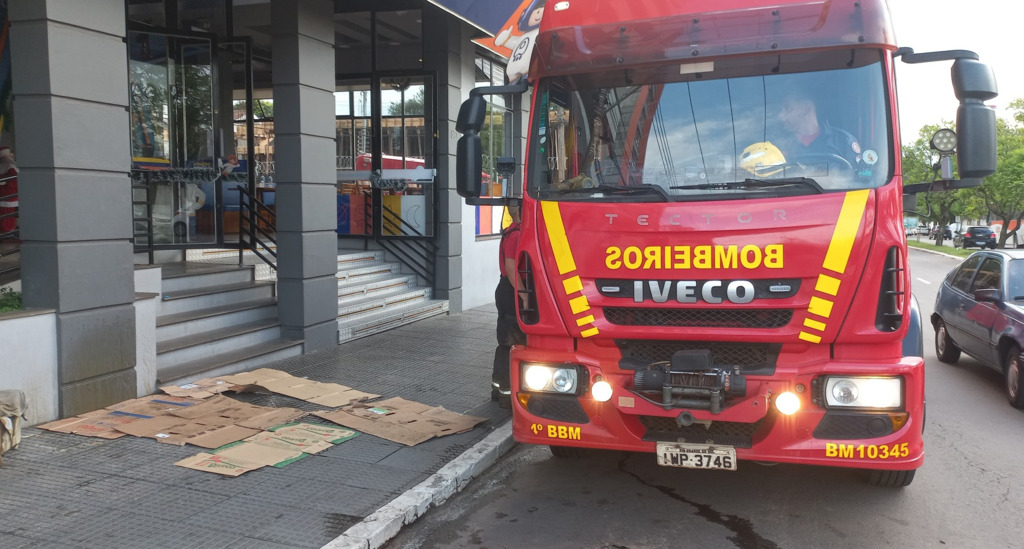 Incêndio atinge lanchonete na Avenida Presidente Vargas; atendimento ao público retornará neste sábado Incêndio atinge lanchonete na Avenida Presidente Vargas; atendimento ao público retornará neste sábado