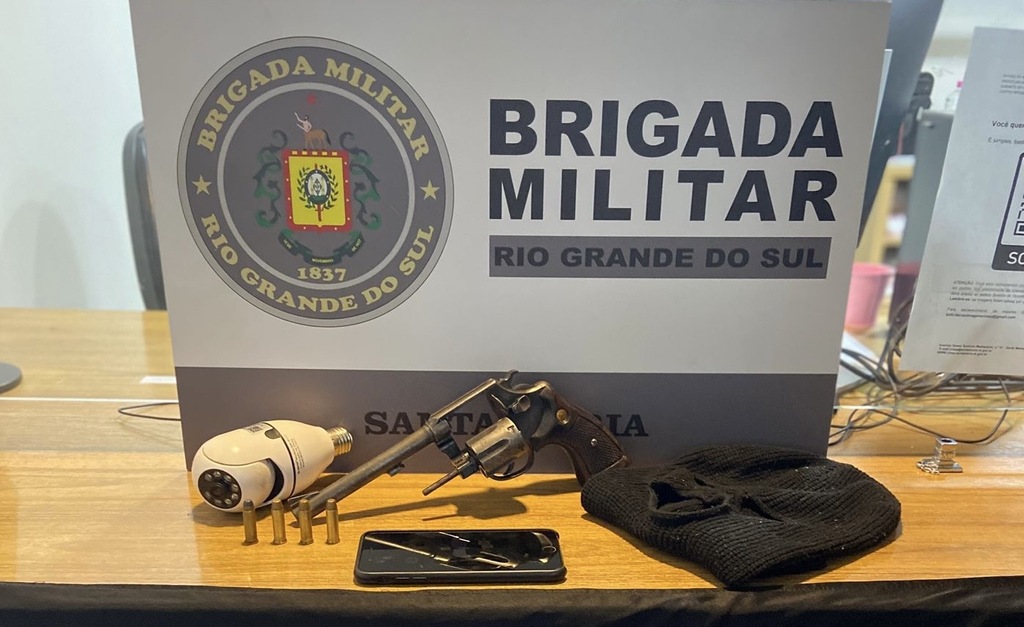 Brigada Militar apreende revólver em residência após denúncia de ameaça em Santa Maria Brigada Militar apreende revólver em residência após denúncia de ameaça em Santa Maria