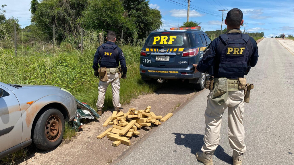 título imagem PRF apreende 50 kg de maconha após perseguição a carro com placas de cidade da região