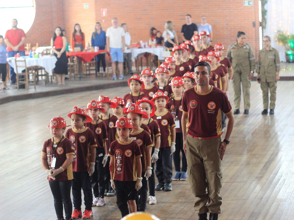 título imagem Oficina Bombeiro Civil Mirim Quadros forma 27 alunos em Santa Maria