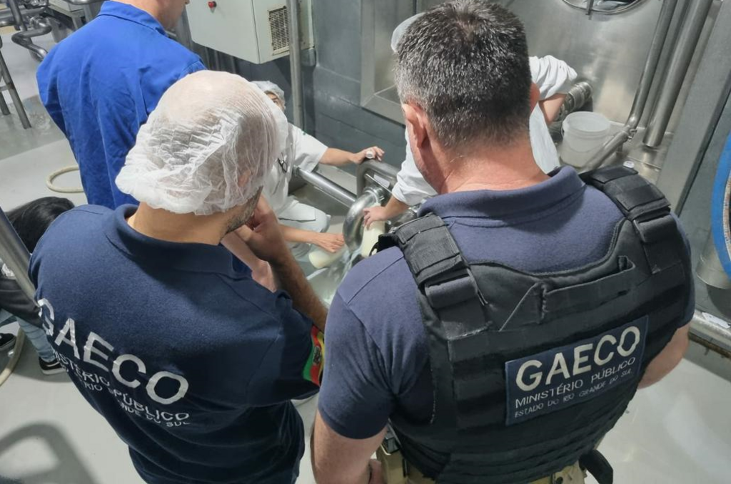título imagem Cinco pessoas são presas por esquema que adulterava leite no RS
