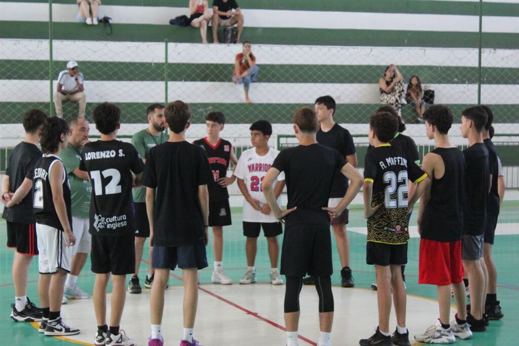 Foto: Sarah Salles - Mais de 100 meninos compareceram ao Ginásio Saul José Machline, na tentativa de jogar na base do Corintians/Asiba