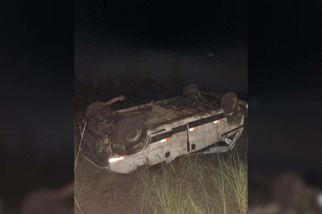 Van com destino a Santa Maria capota em Candelária e deixa seis feridos