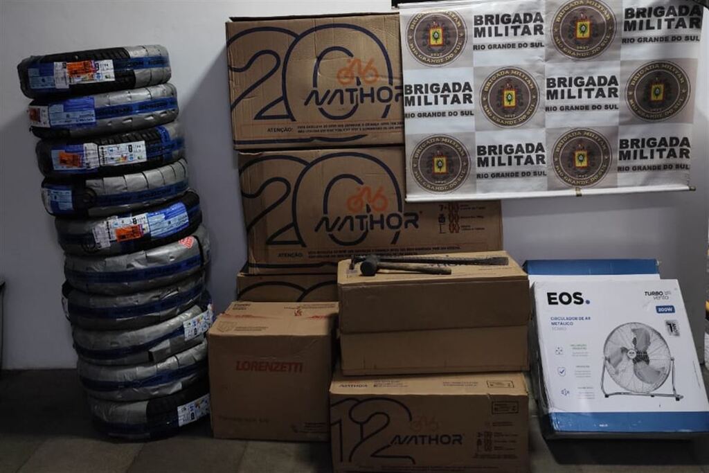 título imagem Homens são presos após quebrar parede de empresa e furtar diversos itens em Santa Maria
